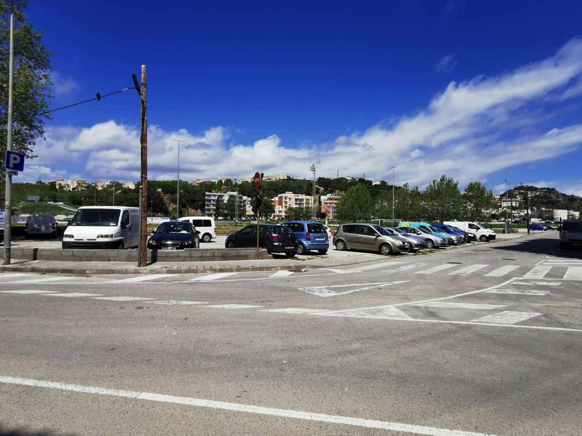 Parking exterior Hotel Petit Palau Servicios: A 50 m. del hotel hay una zona muy amplia de aparcamiento municipal gratuito