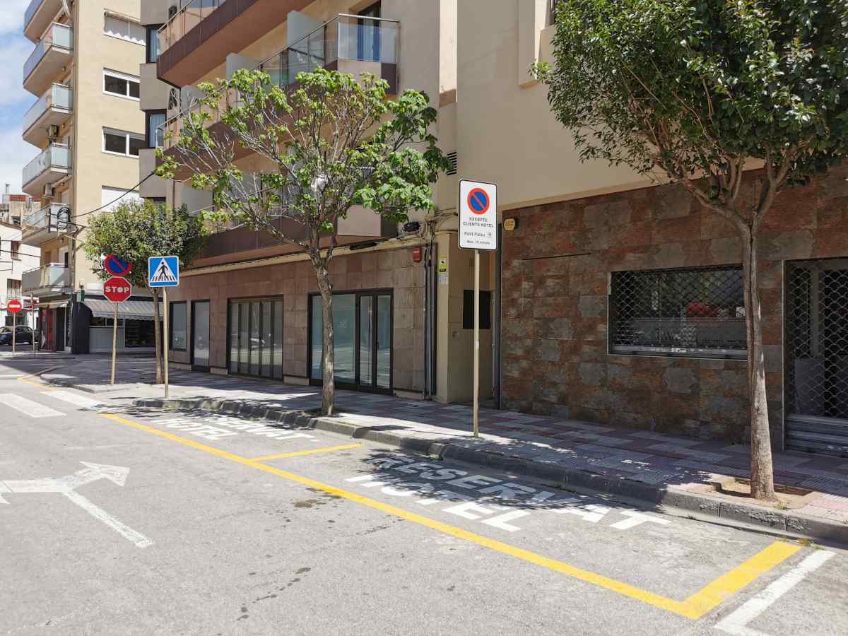 Zona de carga y descarga Hotel Petit Palau Servicios: Para la carga y descarga de maletas, encontrará junto al hotel una zona específica, exclusiva para clientes