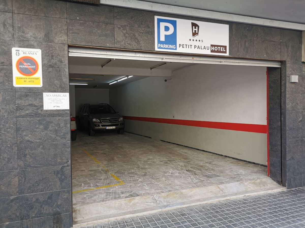 Parking Hotel Petit Palau Servicios: En el Hotel Petit Palau disponemos de servicio de parking privado